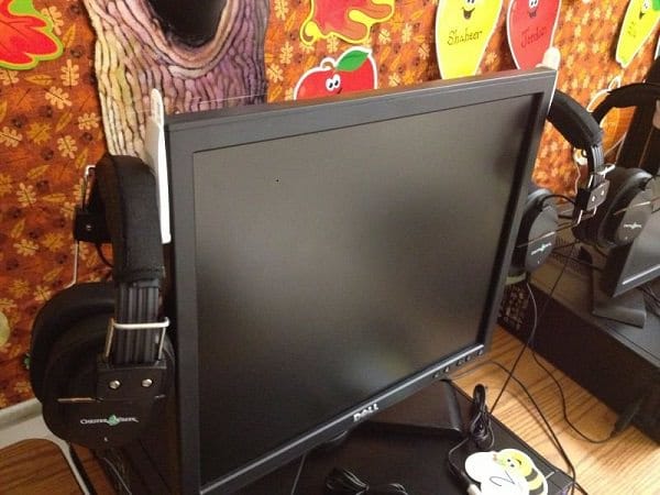 9. Biar Nggak Kesusahan Saat Mencari, Simpan Headphone di Tepi Layar Monitor