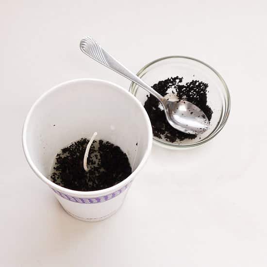 10. Campurkan ampas kopi dan bahan lilin untuk aroma terapi yang menenangkan