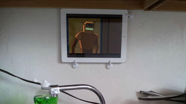 3. Gak Punya TV di Kosan? Tenang, Kamu Masih Bisa Tempatkan Tabletmu di Dinding Kamar