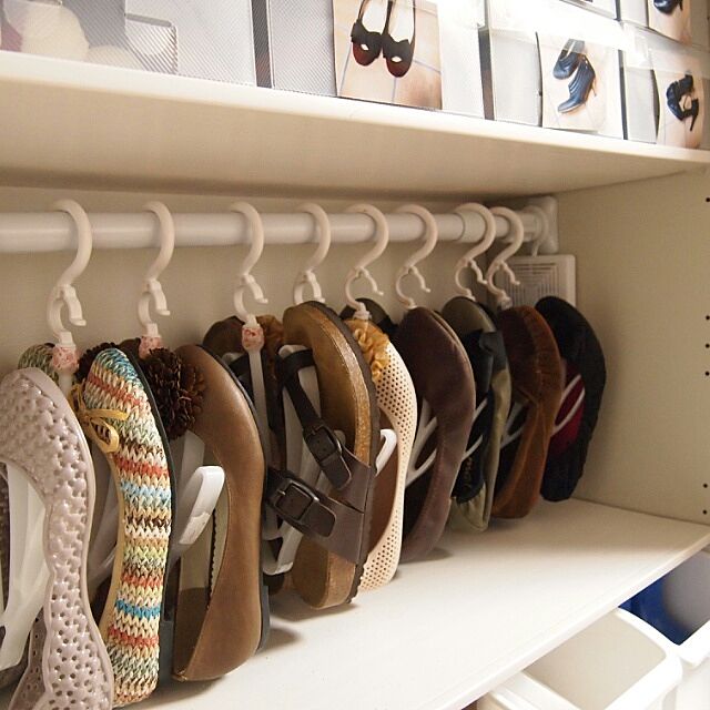 6. Atau, Kamu Bisa Juga Gantungin Flat Shoes-mu Jadi Seperti Ini