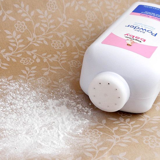 4. Gunakan bedak tabur atau talk