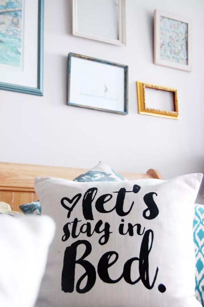 10. Kamu Juga Bisa Desain Sendiri Bantal Polos dengan Kreativitasmu