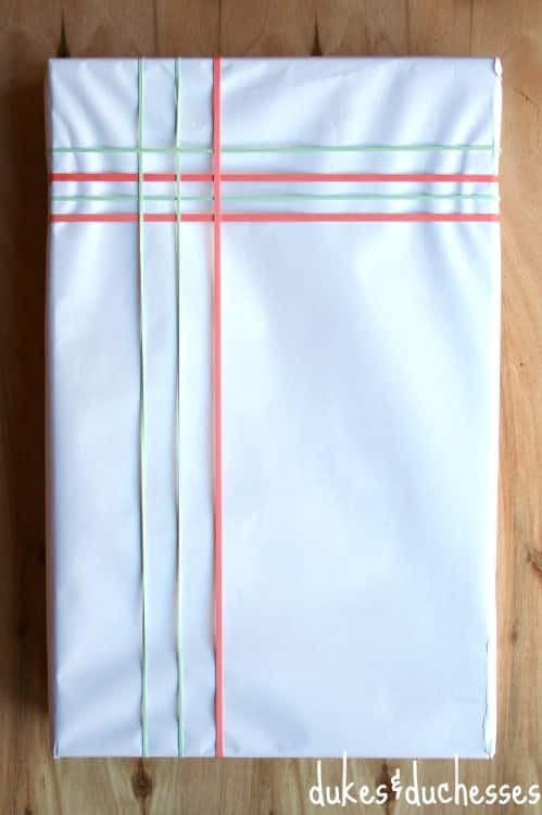 4. Mau kirim paket? Pakai karet gelang untuk mengikatnya. Kamu juga bisa menata ikatan karet gelang supaya paketanmu jadi lebih menarik.