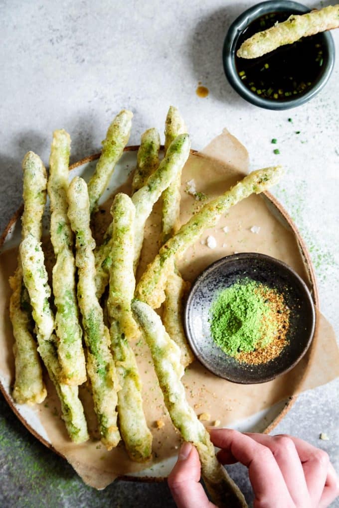 4. Kriuknya Tempura Asparagus Dipasangkan dengan Matcha Salt