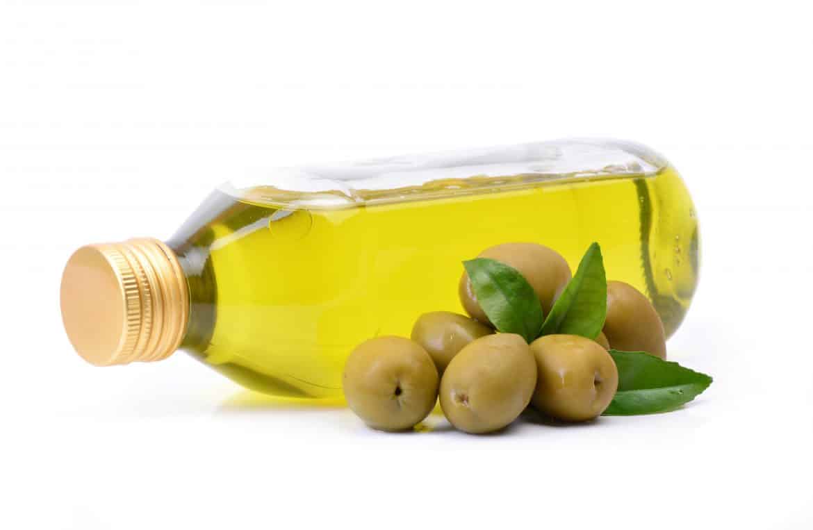 7. Lagi nggak punya duit buat beli makeup remover? Gunakan olive oil