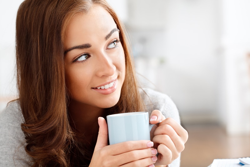 5. Minum kopi