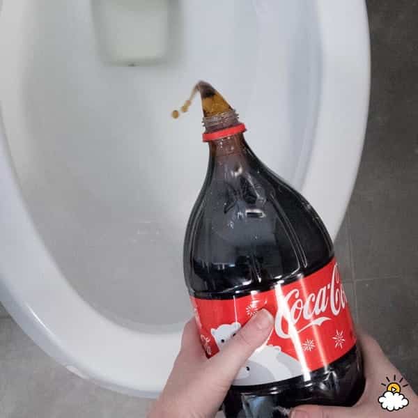 6. Buat toiletmu bersih bersinar dengan minuman bersoda