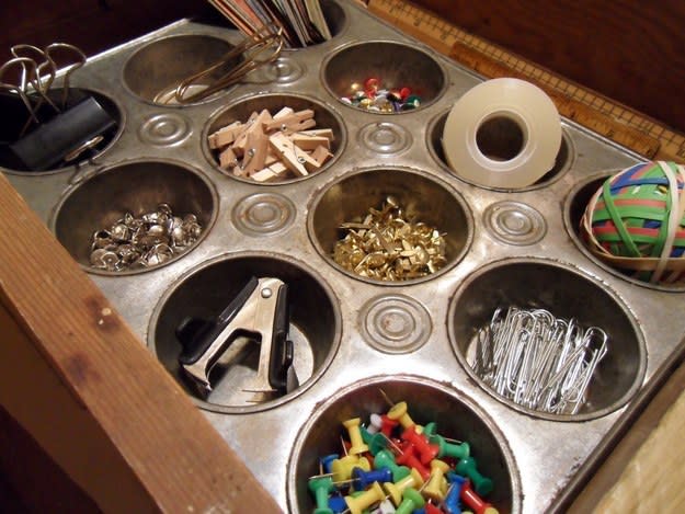 8. Sering Merasa Susah Saat Mencari Peniti, Jarum, Push Pin, dan Paper Clips? Loyang Bekas Muffin Bisa Jadi Solusi