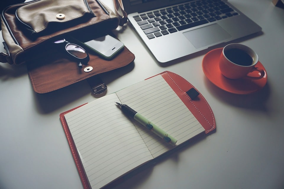 Laptop, Iphone, Coffee, Notebook, Pen, Glasses, Bag