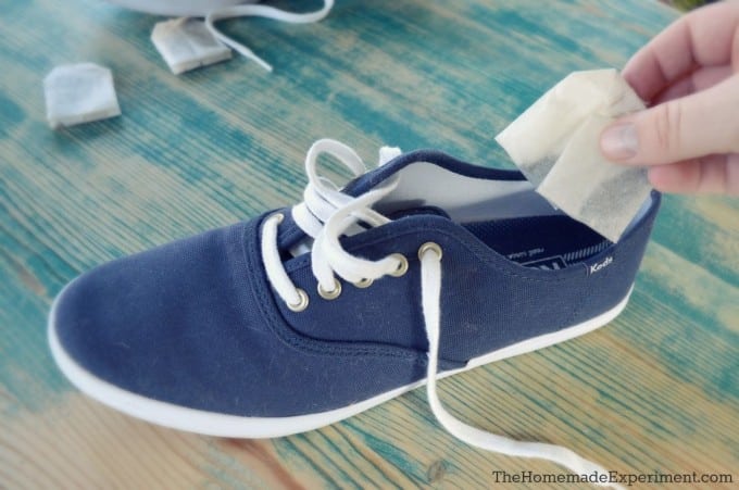 3. Masukkan Kantong Teh Supaya Sepatu Tidak Bau